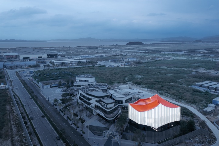 The Burden Of Hospitality Is Too Great For Rolf Hovering Kan Too Great Bay Area Center Showroom By Wutopia Lab – mooool