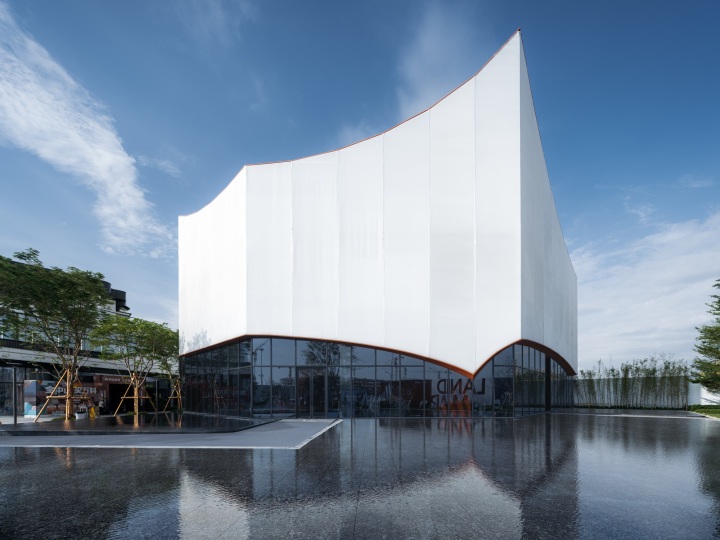 The Burden Of Hospitality Is Too Great For Rolf Hovering Kan Too Great Bay Area Center Showroom By Wutopia Lab – mooool