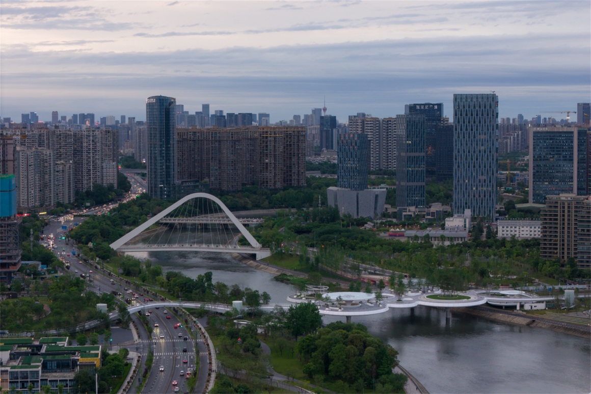 跨越锦江的“绿桥”，成都交子人行桥面公园景观设计 / 昱道景观 – mooool木藕设计网