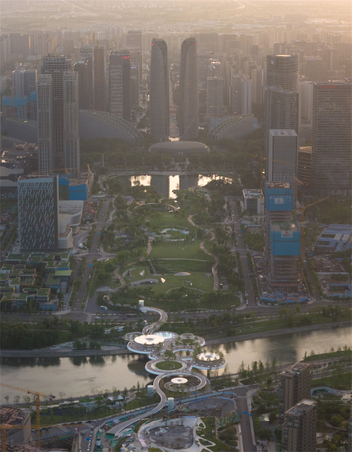 跨越锦江的“绿桥”，成都交子人行桥面公园景观设计 / 昱道景观 – mooool木藕设计网