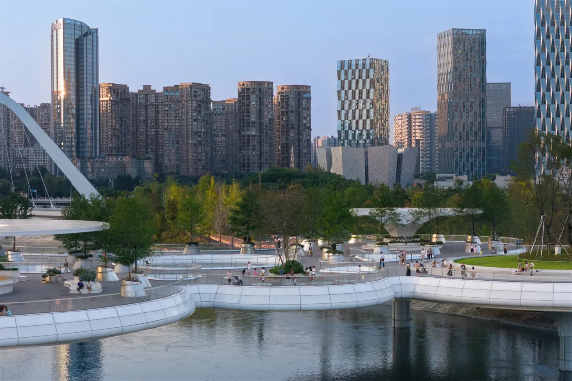 跨越锦江的“绿桥”，成都交子人行桥面公园景观设计 / 昱道景观 – mooool木藕设计网